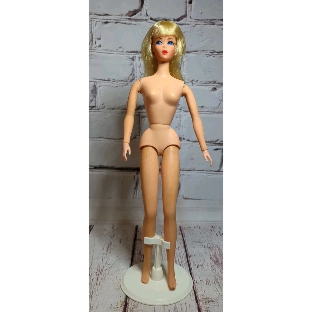 Vintage 1970 Dramatic New Living‎ Barbie Doll Blonde Side Glance Eyes